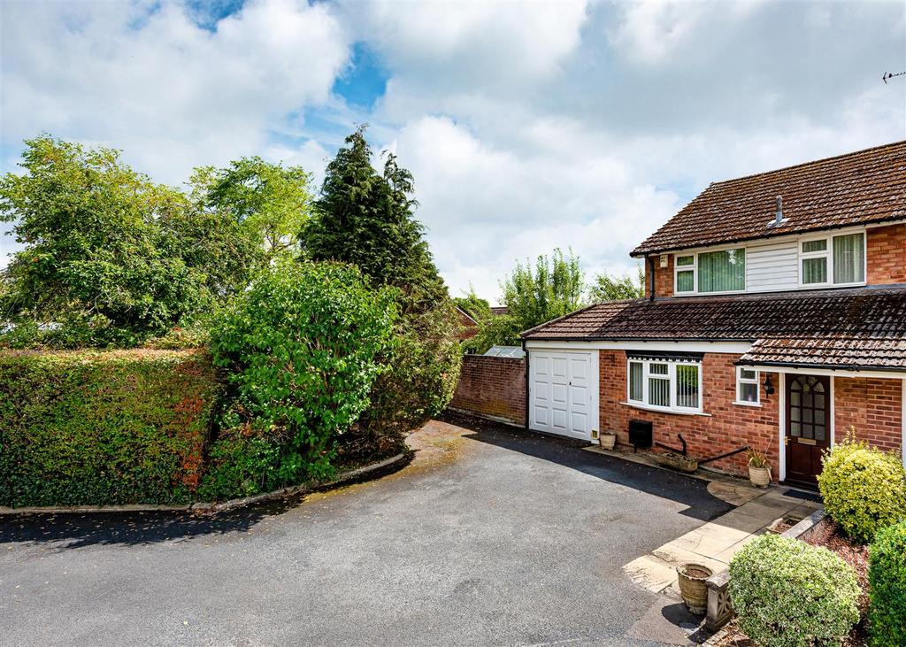 19 Woodland Close-front1.jpg