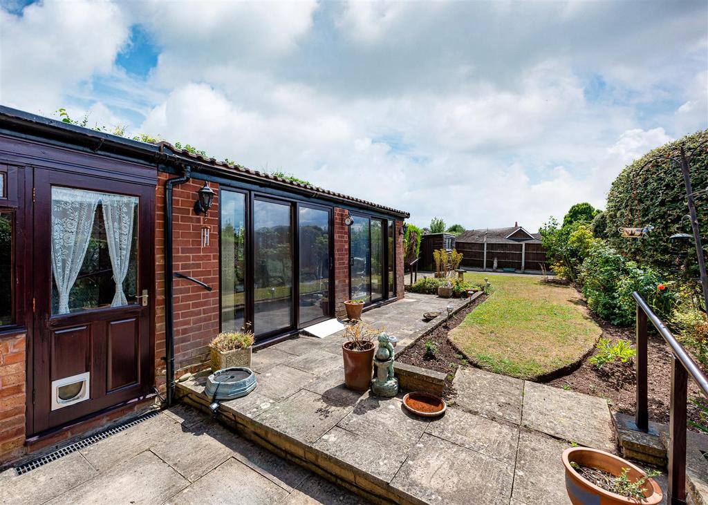 19 Woodland Close-garden1.jpg