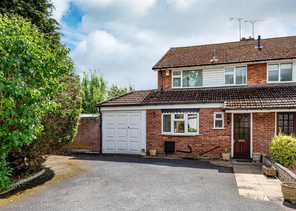 19 Woodland Close-front2.jpg