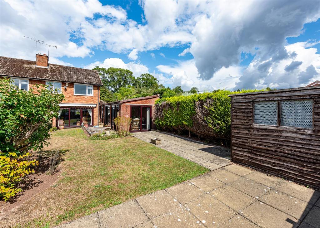19 Woodland Close-garden2.jpg