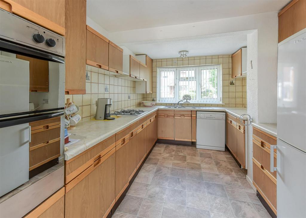 19 Woodland Close-kitchen.jpg