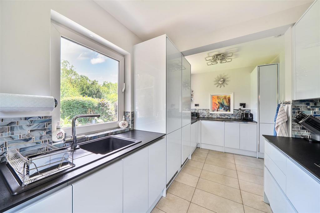 Kitchen 2.jpg