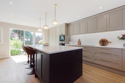 1 White Oak Gardens, Sidcup, DA15 8WE
