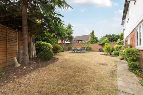 1 White Oak Gardens, Sidcup, DA15 8WE