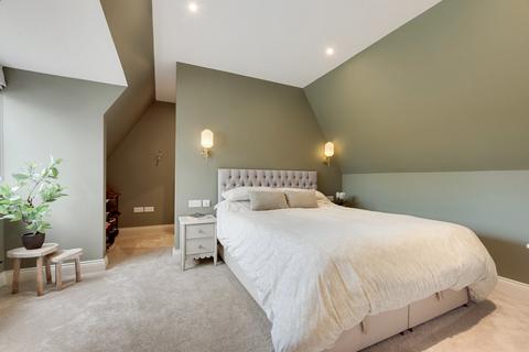 1 White Oak Gardens, Sidcup, DA15 8WE