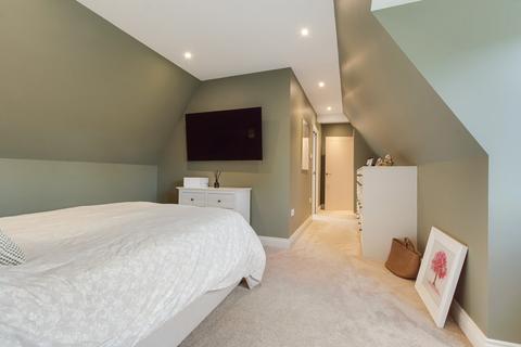 1 White Oak Gardens, Sidcup, DA15 8WE