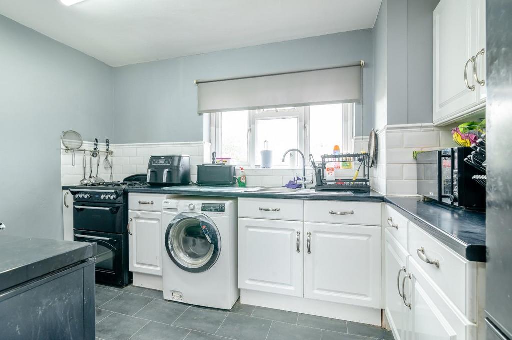 4 - kitchen.jpg