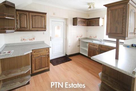 3 bedroom semi-detached house for sale, Wrens Avenue, Kingswinford