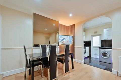 3 bedroom flat for sale, Rosslyn Crescent, Harrow, HA1