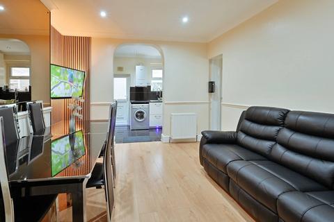 3 bedroom flat for sale, Rosslyn Crescent, Harrow, HA1