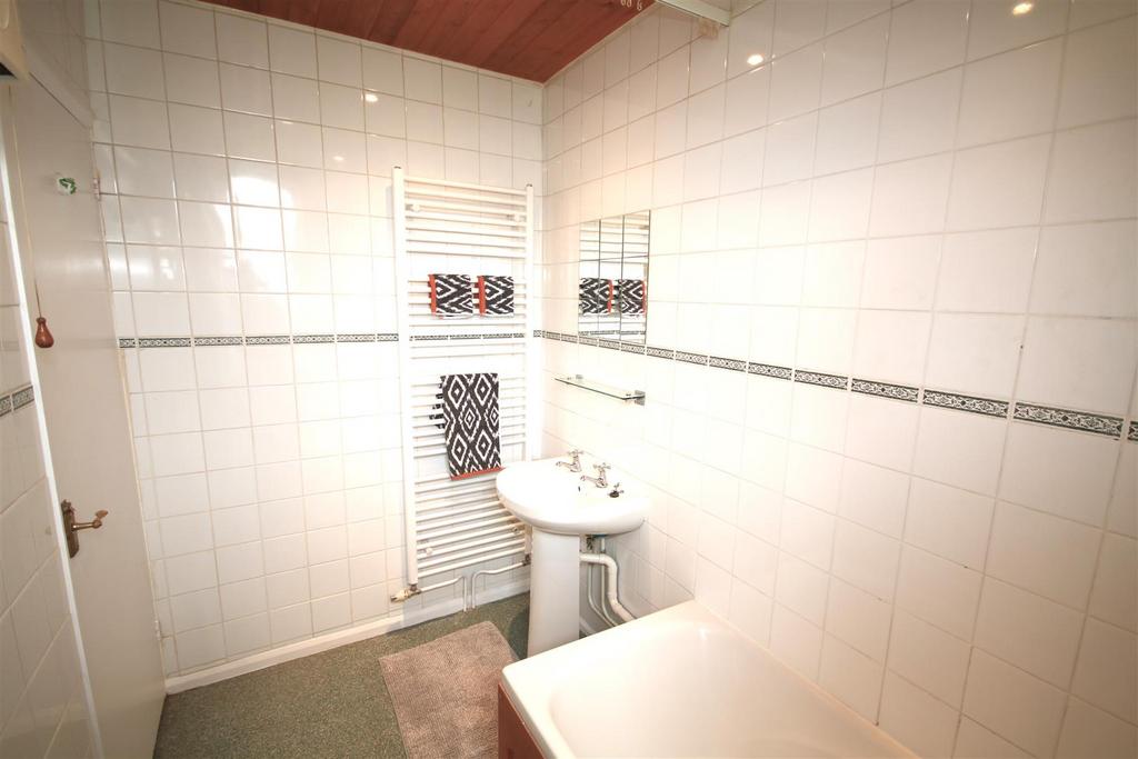Bathroom b.JPG