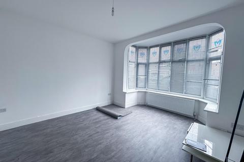 3 bedroom detached house to rent, Barking, IG11