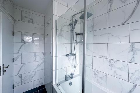 3 bedroom detached house to rent, Barking, IG11