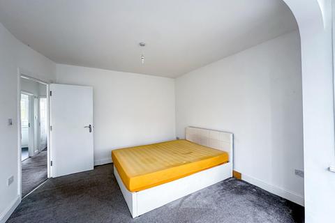 3 bedroom detached house to rent, Barking, IG11