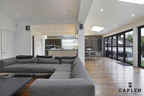4 bedroom semi-detached house for sale, Roebuck Lane, Buckhurst Hill