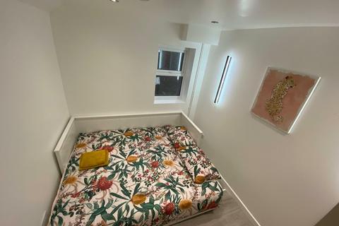 1 bedroom in a house share to rent, Walter Road, Swansea, SA1 5NG