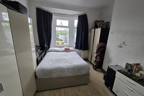 15 Stirling Road, London, N22 5BL