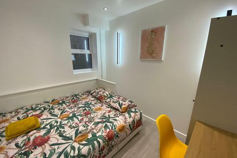 1 bedroom in a house share to rent, Walter Road, Swansea, SA1 5NG