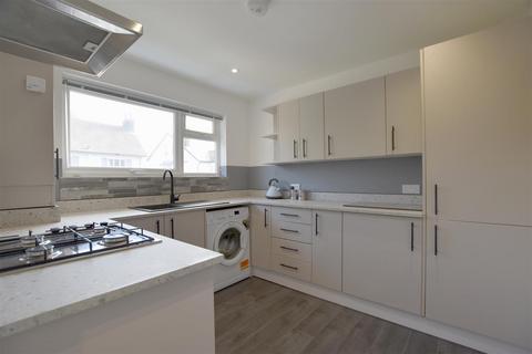 2 bedroom maisonette to rent, 70 Holmesdale Road, Reigate
