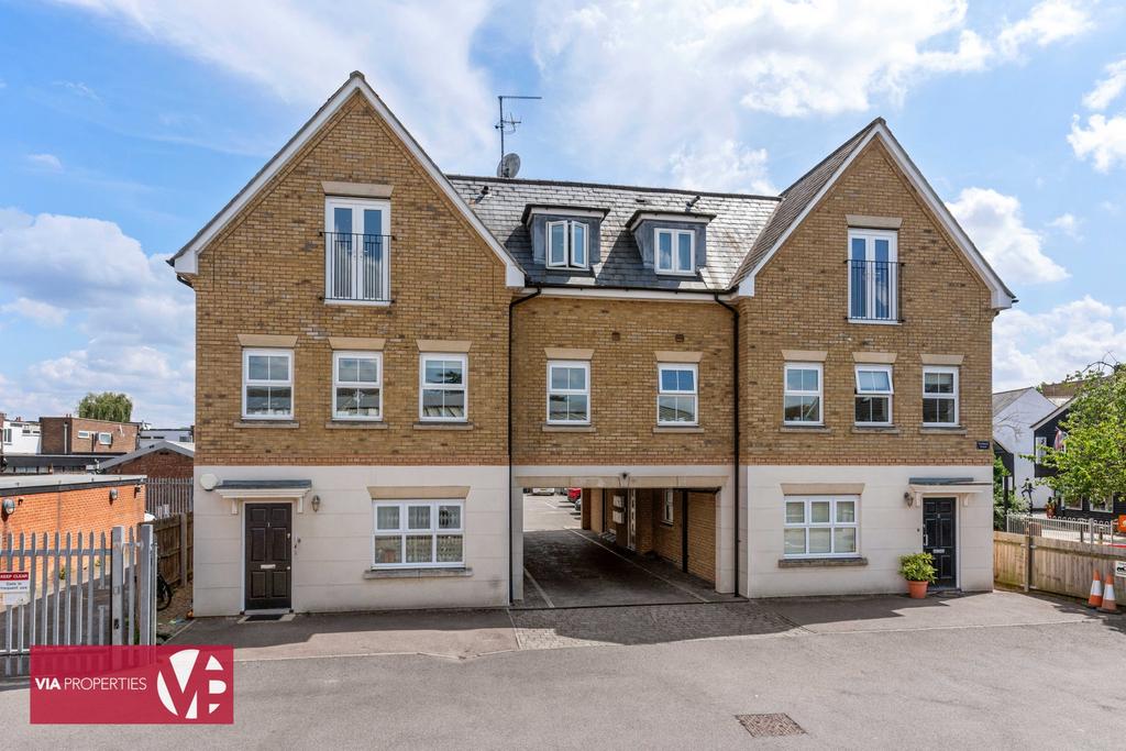 10 Portland Court Brocket Road Hoddesdon via...