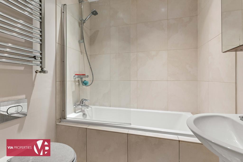 10 Portland Court Brocket Road Hoddesdon via...