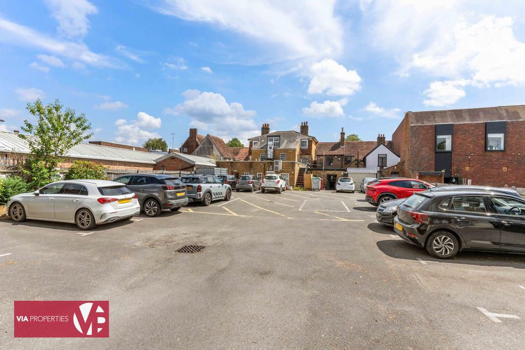 10 Portland Court Brocket Road Hoddesdon via...