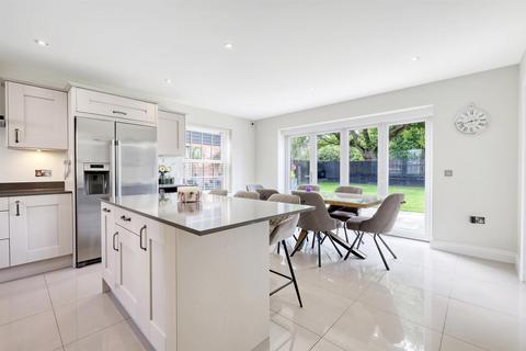 2 Rainbird Place, Pilgrims Hatch, Brentwood, CM14 5UR