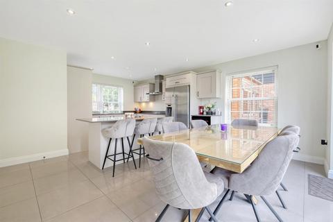 2 Rainbird Place, Pilgrims Hatch, Brentwood, CM14 5UR