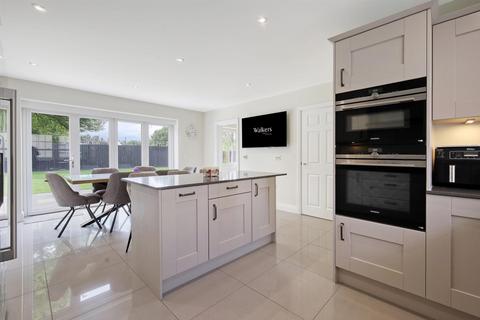 2 Rainbird Place, Pilgrims Hatch, Brentwood, CM14 5UR