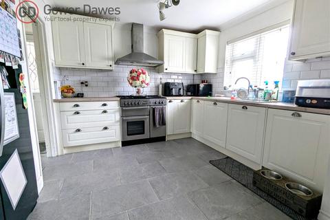 46 Somerset Road, Linford, Stanford-le-hope, SS17 0QA