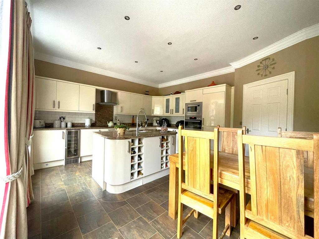 Breakfast/Kitchen (1st Floor)