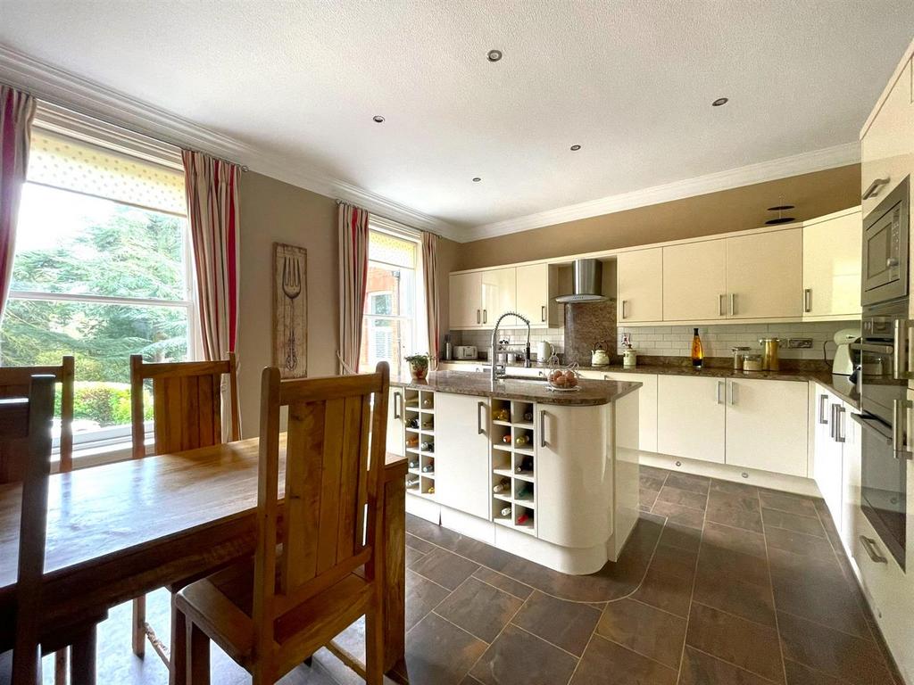 Breakfast/Kitchen (1st Floor)