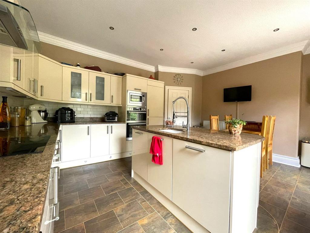 Breakfast/Kitchen (1st Floor)