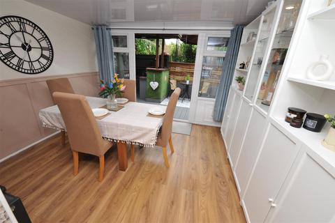 15 Longroyd, Thackley, Bradford, BD10 8WD