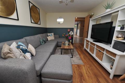 15 Longroyd, Thackley, Bradford, BD10 8WD