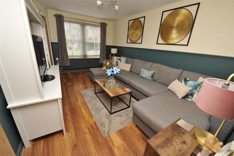 15 Longroyd, Thackley, Bradford, BD10 8WD