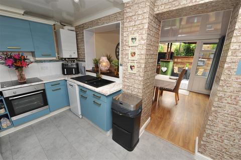 15 Longroyd, Thackley, Bradford, BD10 8WD