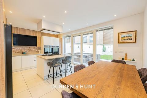 2 Clermont Place, Romford, RM1 2EY