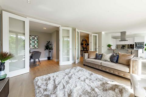 2 bedroom flat for sale, Aylmer Road, London N2