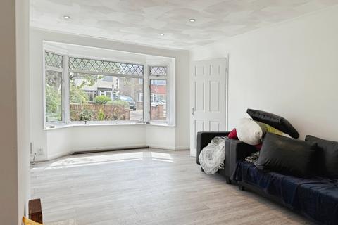 3 bedroom terraced house to rent, Stephen Avenue, Rainham, Essex