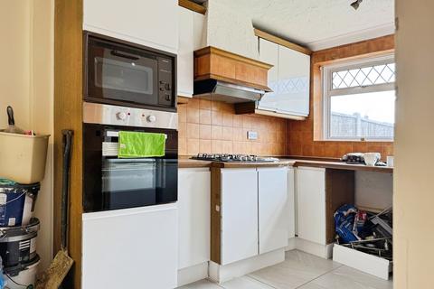 3 bedroom terraced house to rent, Stephen Avenue, Rainham, Essex