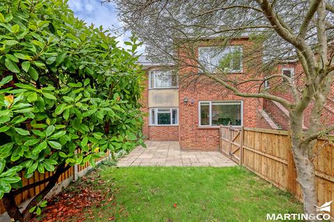 14 Shrublands Close, Chelmsford, CM2 6LR