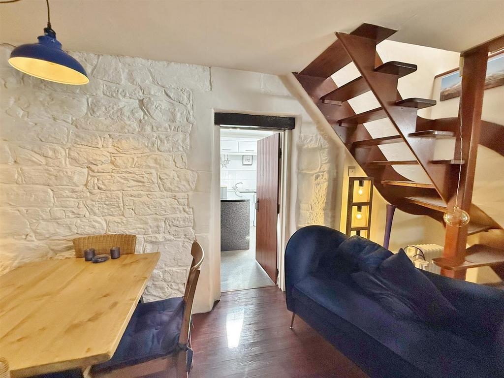 Dining area to the kitchen