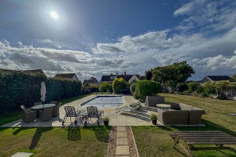 4 bedroom detached house for sale, London Road, Little Clacton