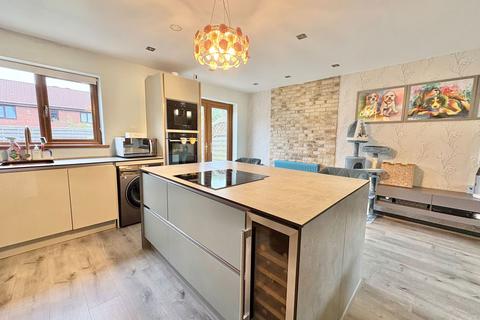 7 Thorncliffe Way, Nuneaton, CV10 0XT