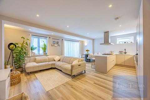3 bedroom apartment for sale, West Grove, Woodford Green IG8
