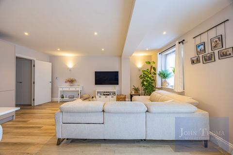3 bedroom apartment for sale, West Grove, Woodford Green IG8