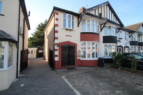 Stradbroke Grove, Clayhall, Essex, IG5