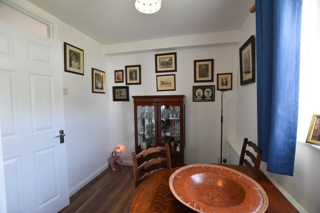 Bedroom 2/Dining