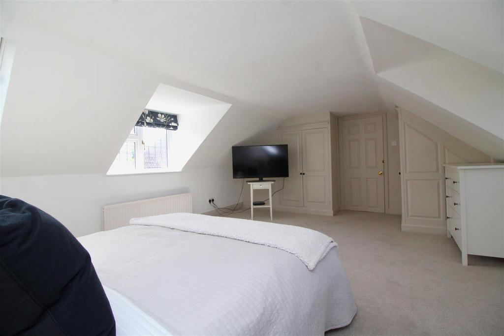 Main bedroom 2 .JPG